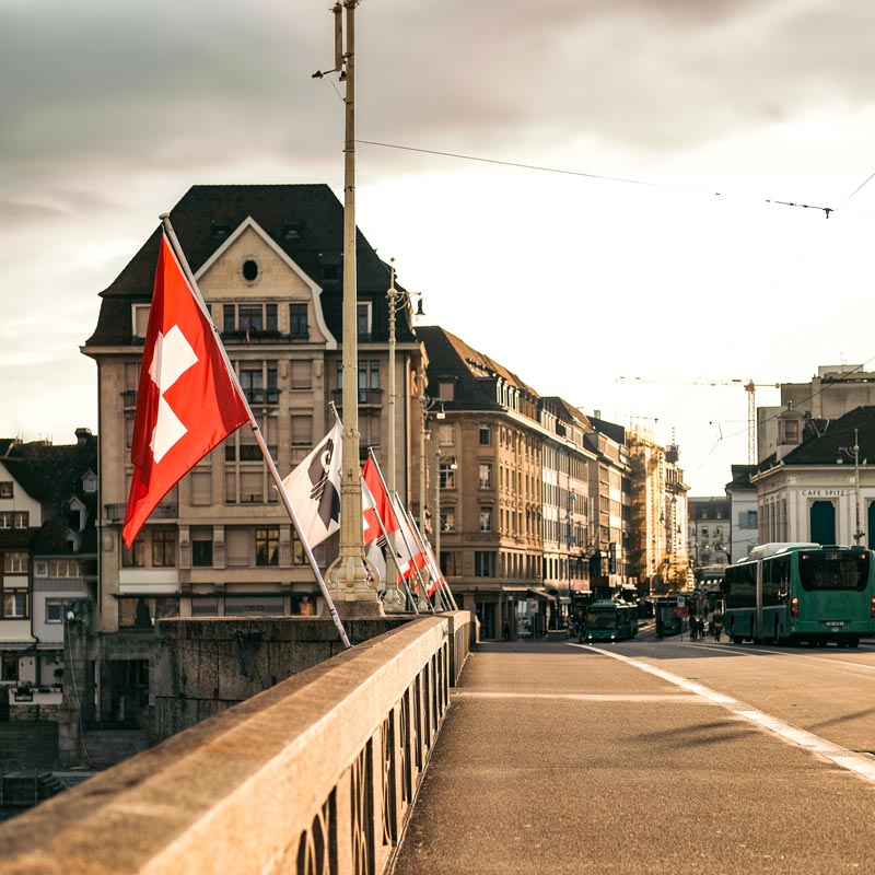 Beflaggte Rheinbrücke in der Stadt Basel