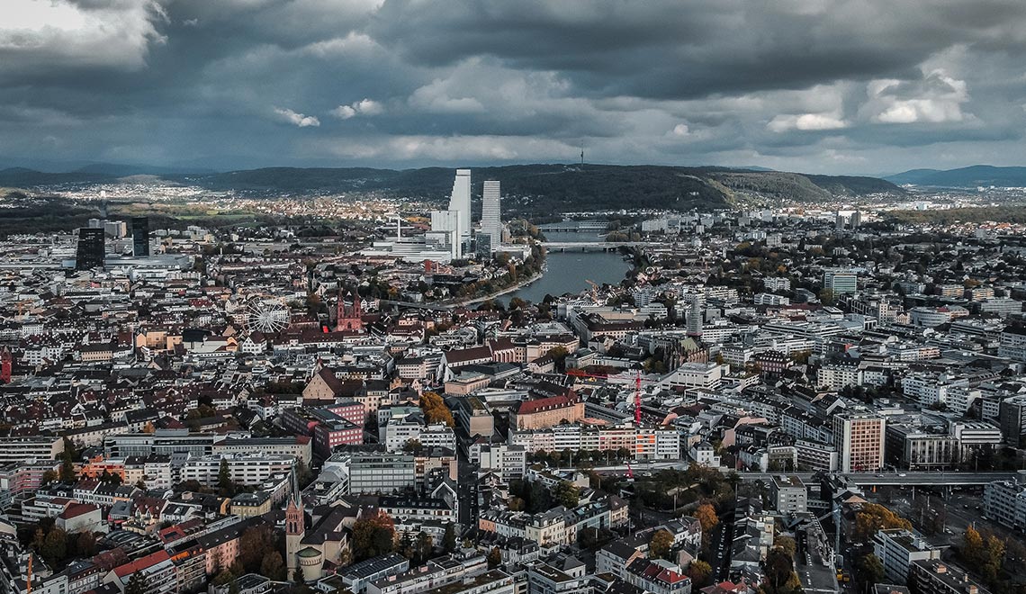 Luftaufnahme der Stadt Basel – im Zentrum der Rhein und die Roche-Türme