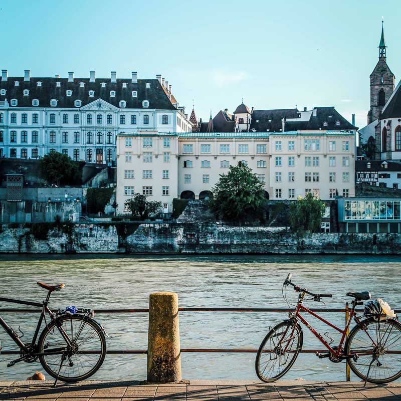 Am Basler Rheinufer mit Blick auf die Altstadt