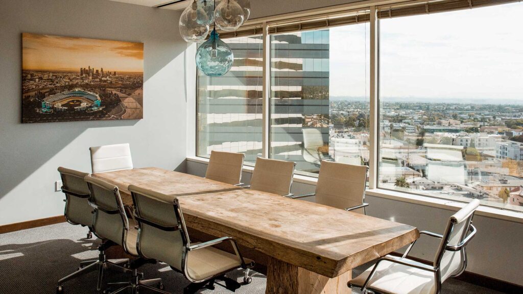 Meeting-Raum mit Blick über die Stadt