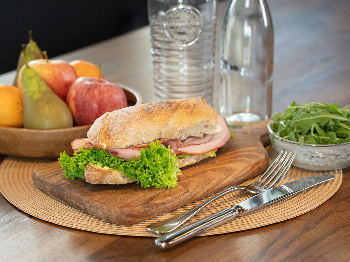 Sandwich und Früchte