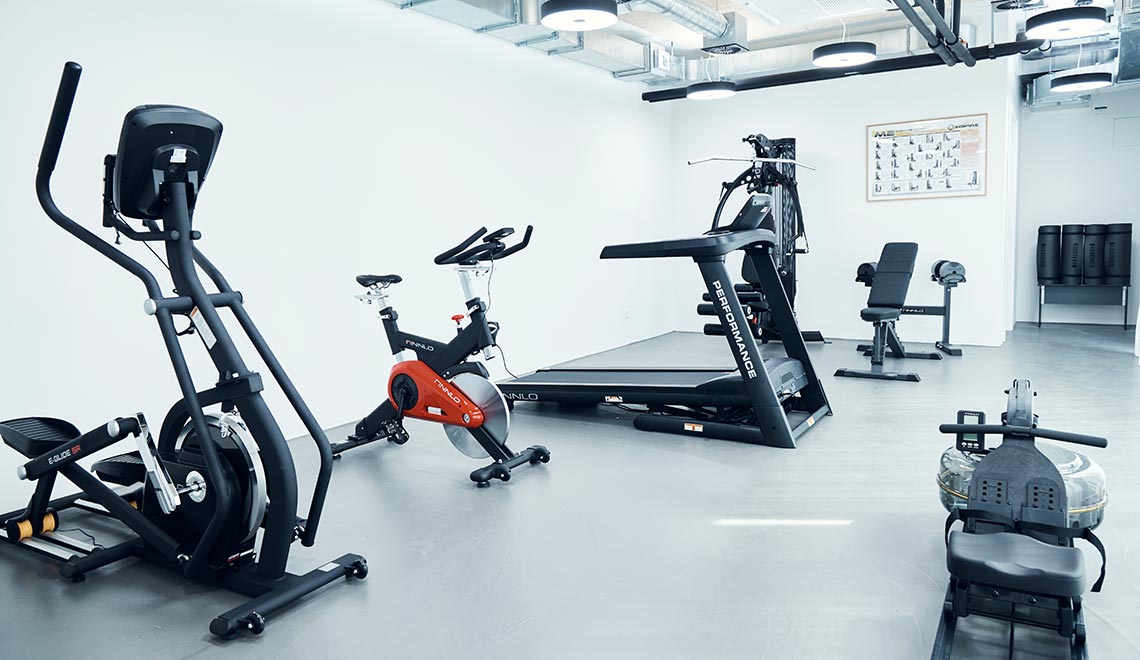 Fitnessraum mit Trainingsgeräten