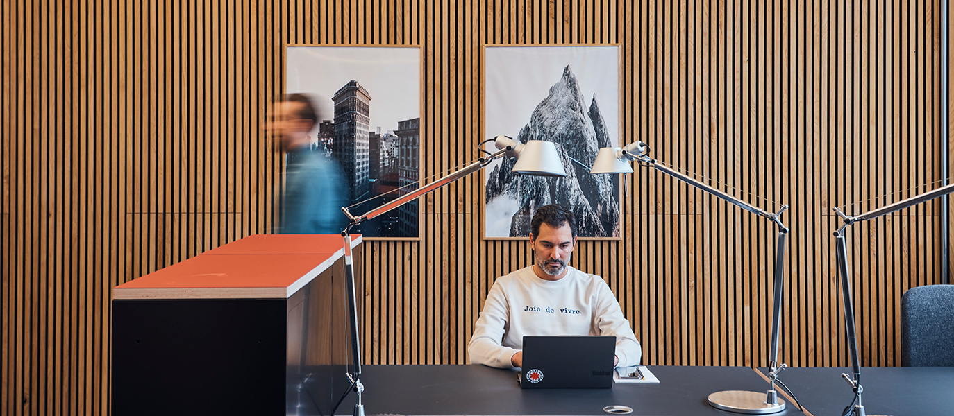 Zwei Coworkers im Westhive Coworking Space