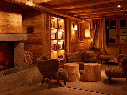 Hotel-Lobby mit Cheminée