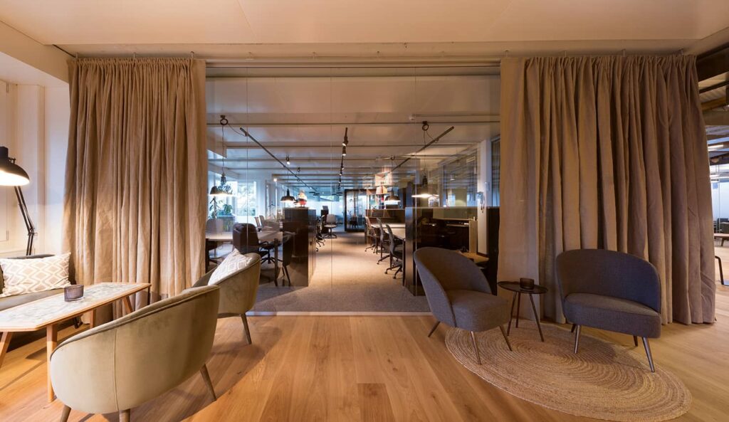 Moderne, helle Bürolandschaft