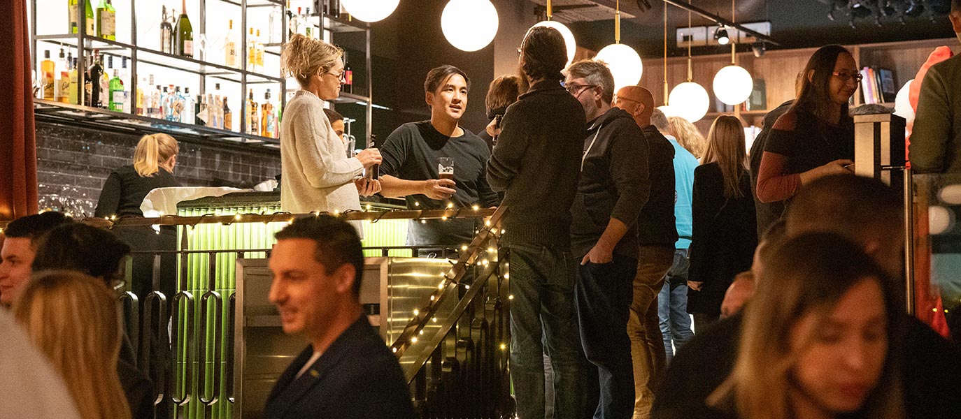 Event-Besucher an der Bar des Green Room