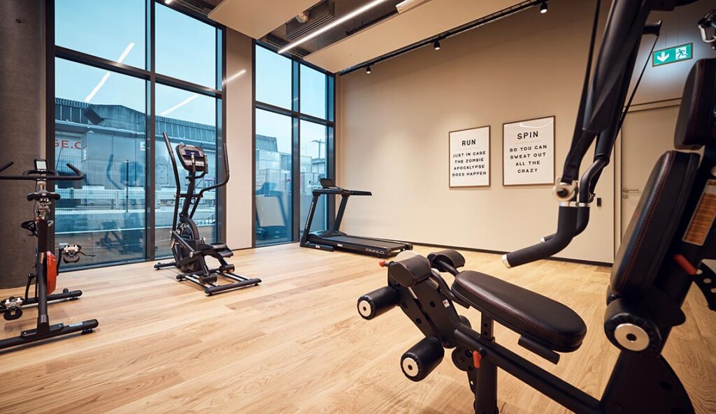Fitnessraum mit Trainingsgeräten