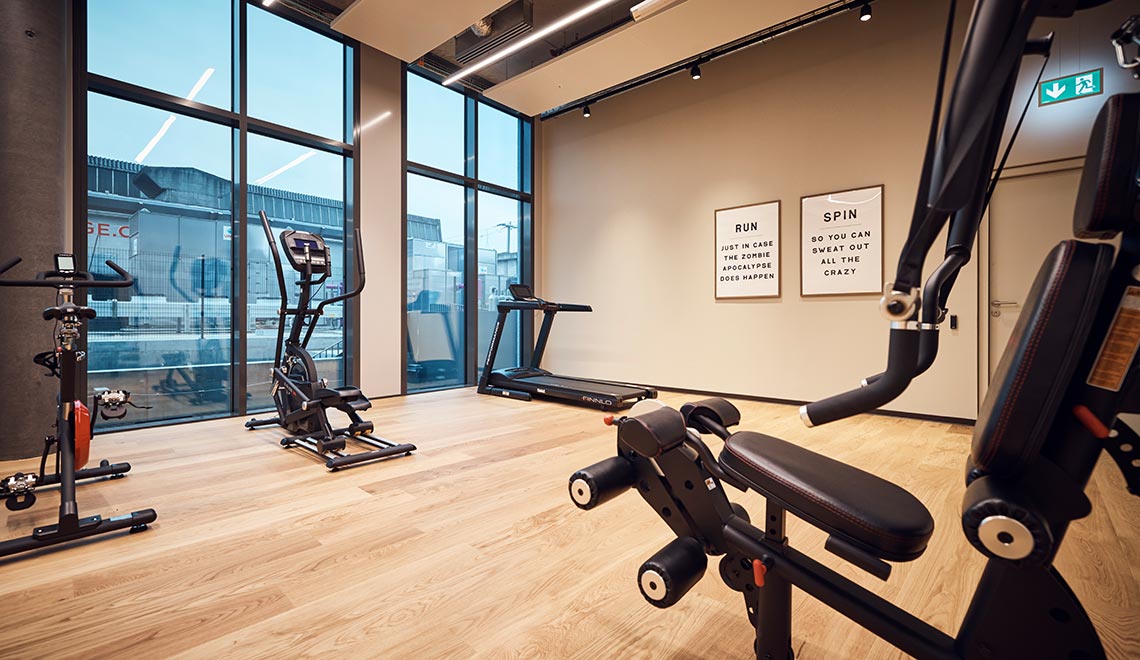 Salle de fitness avec équipement d'entraînement