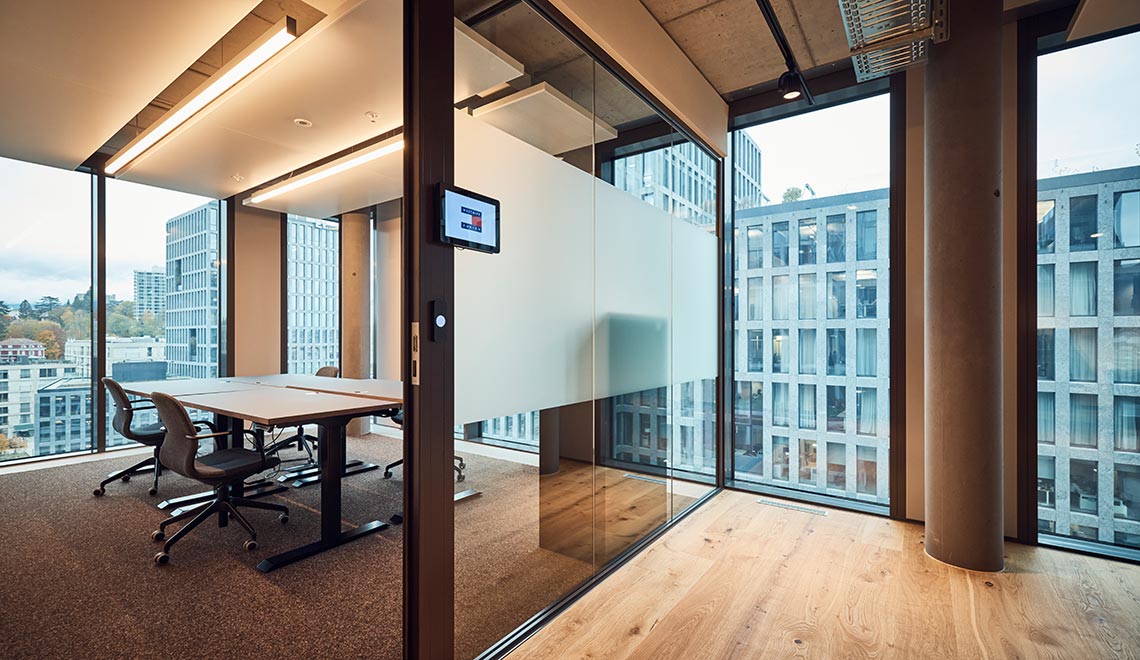 Bureau d'équipe moderne avec vue sur la ville de Genève