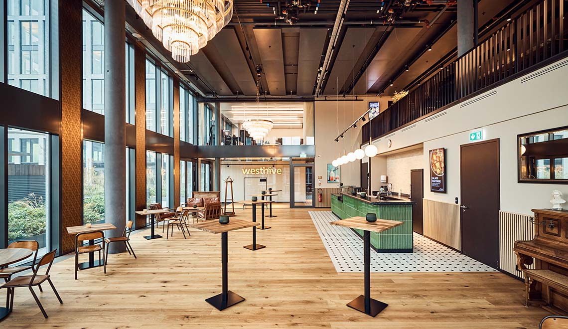 Moderne, helle Bürolandschaft