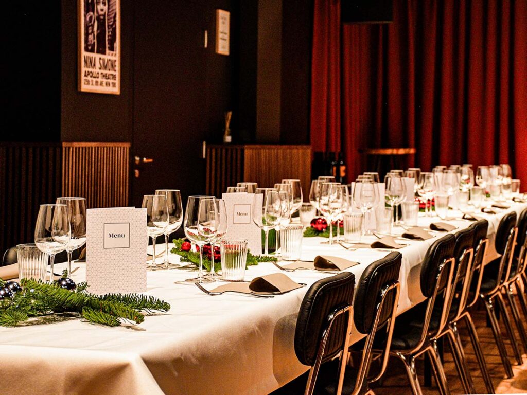 Für ein Weihnachtsessen gedeckte lange Tafel