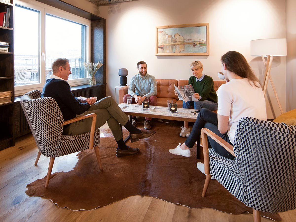 Besprechung in einer Lounge im Westhive Zürich Hardturm