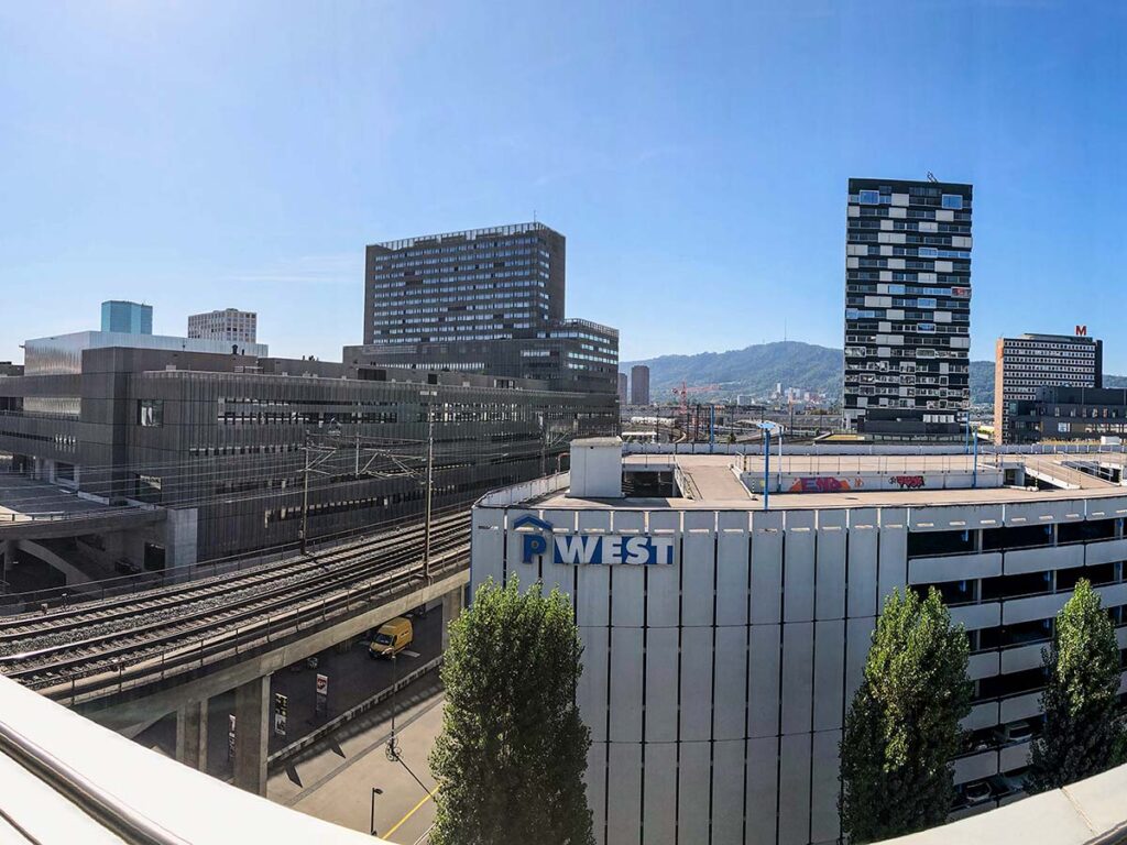 Blick von der Dachterrasse des Westhive «Mountain View» auf den Üetliberg