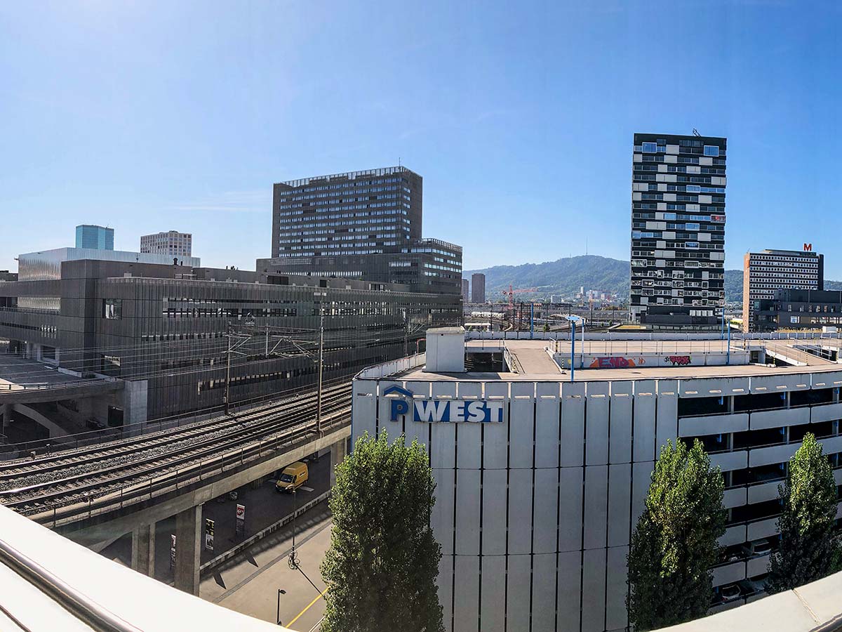 Blick von der Dachterrasse des Westhive «Mountain View» auf den Üetliberg