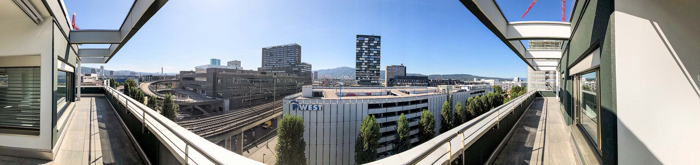 Blick von der Dachterrasse des Westhive «Mountain View» auf den Üetliberg