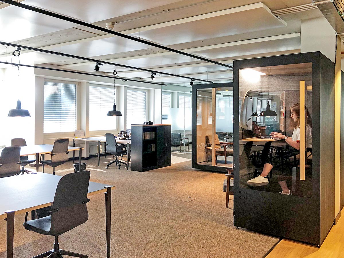 Frau telefoniert in einer Telefonkabine im Open Space des Westhive Zürich Seestrasse