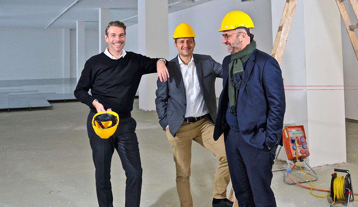 Die drei Gründer auf der Baustelle