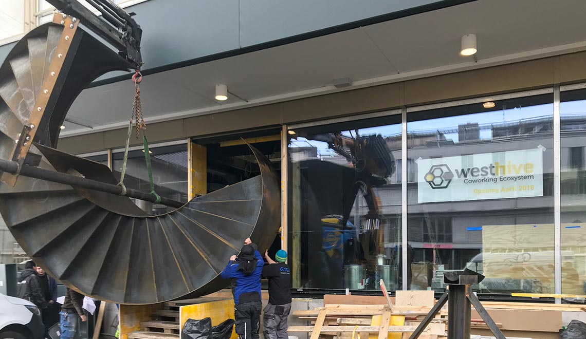Einbau der Wendeltreppe im Westhive Zürich Hardturm