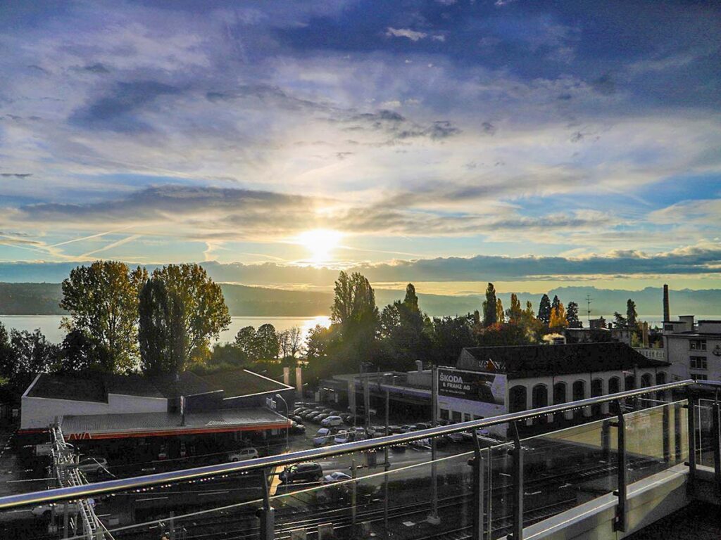 Blick vom Westhive Zürich Seestrasse auf den Zürichsee