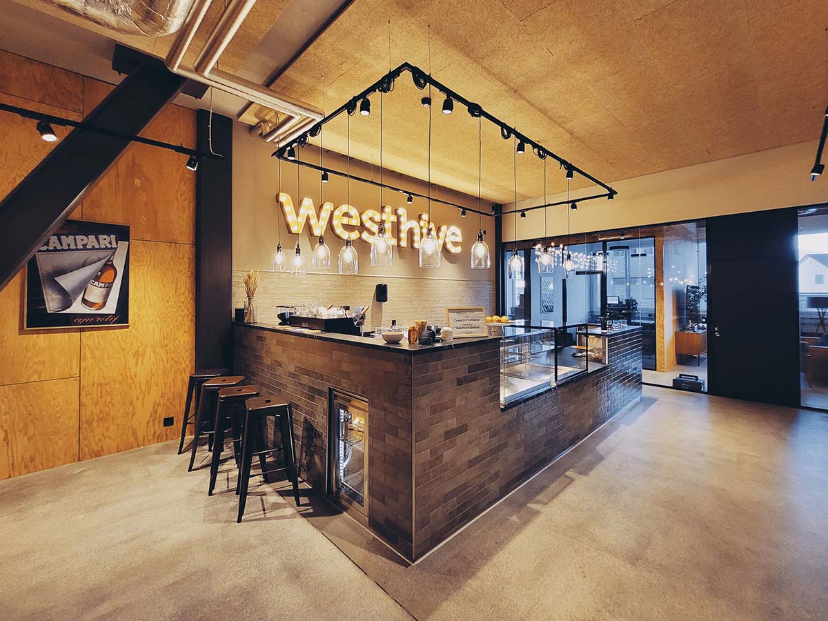 Empfang im Westhive Zug Tech Cluster mit integrierter Kaffeebar