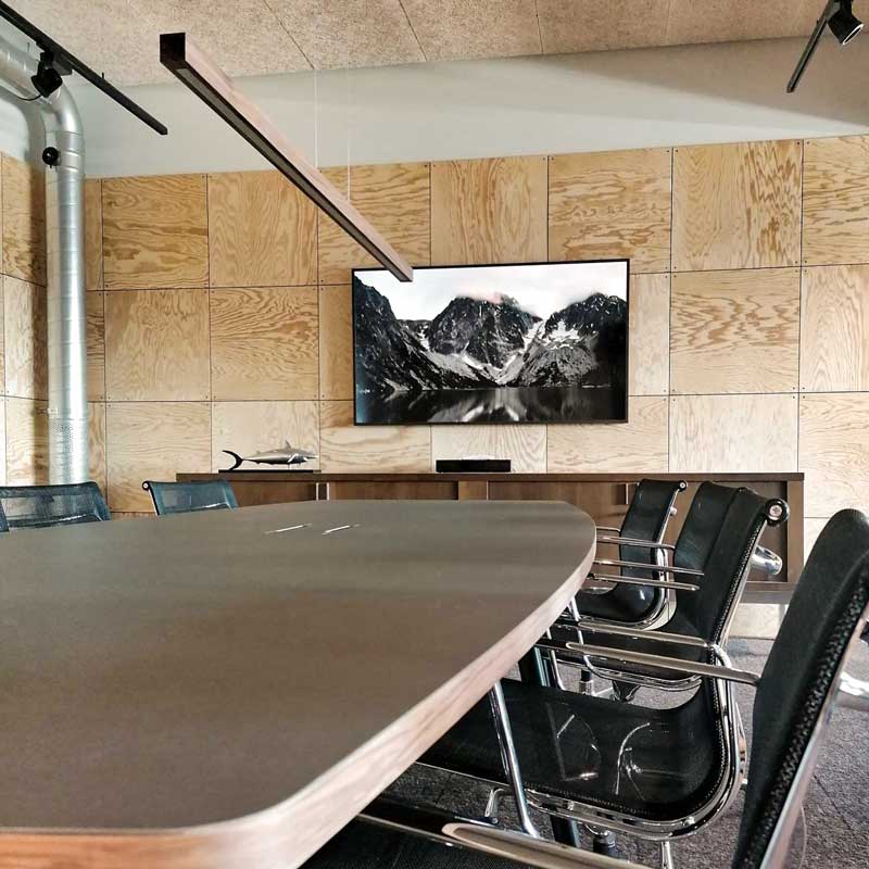 Moderner Meeting-Raum mit Videokonferenz-Einrichtung