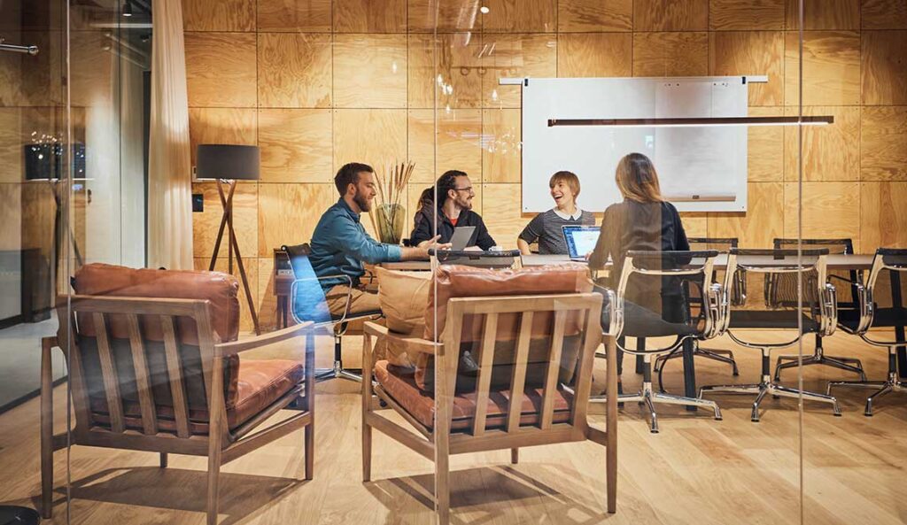 Team Meeting in einem Sitzungszimmer bei Westhive