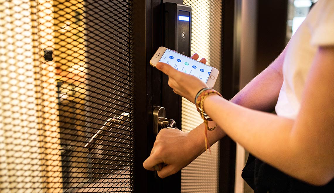 Türe wird über eine Smartphone App entsprerrt